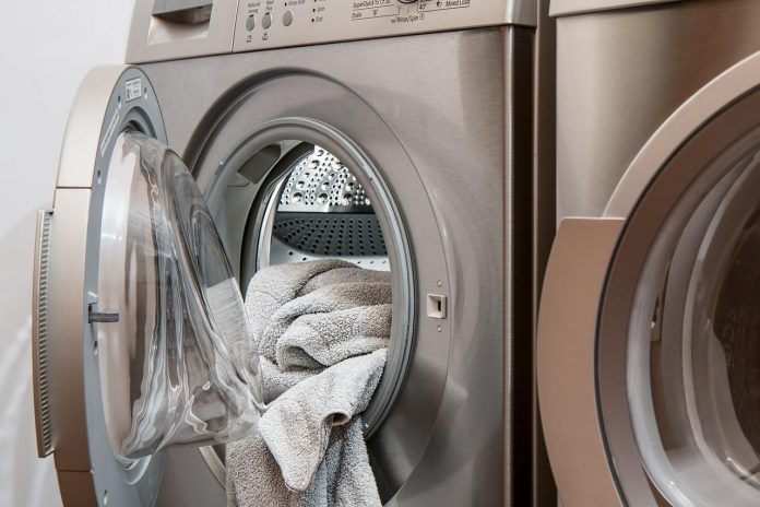 10 benefícios de usar vinagre na máquina de lavar roupa