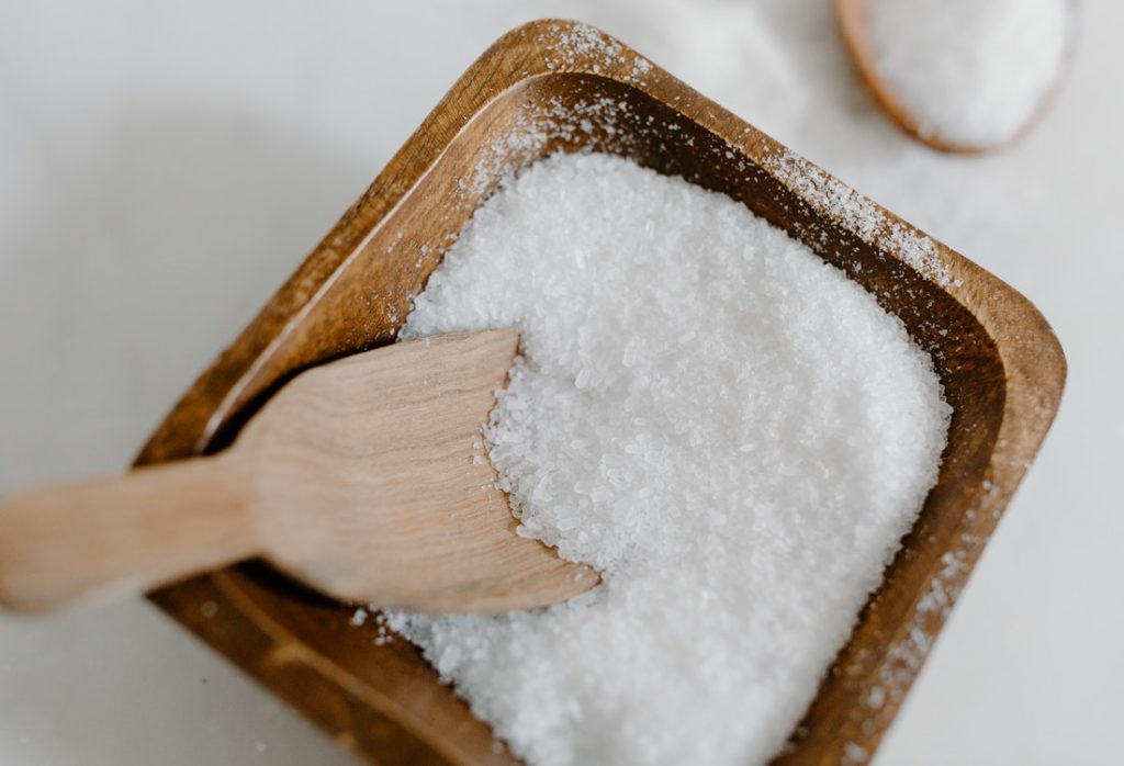 Banho de sal grosso e vinagre para eliminar as energias negativas