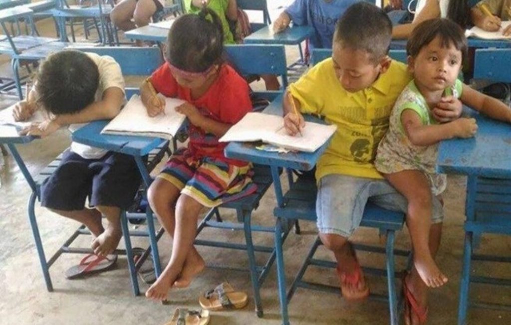 Menino de 7 anos vai à escola com o irmãozinho para não perder as aulas