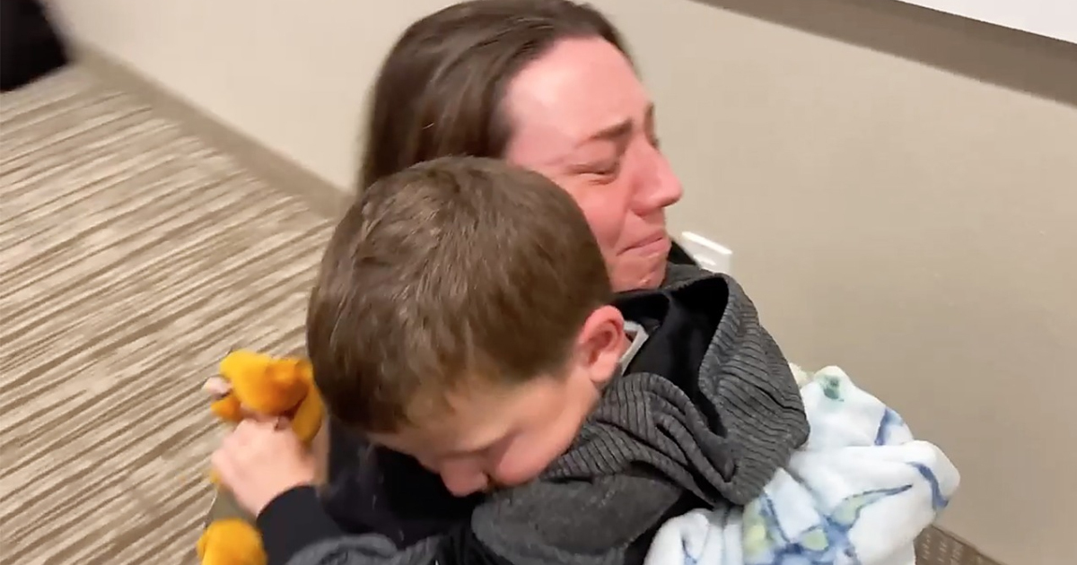 Mulher adota menino e descobre que ele é o seu filho perdido há 10 anos