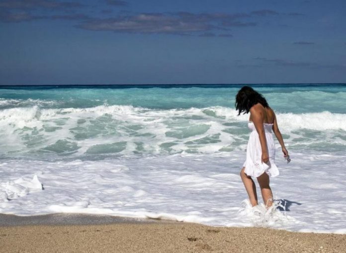 7 coisas que acontecem no corpo quando se toma banho no mar