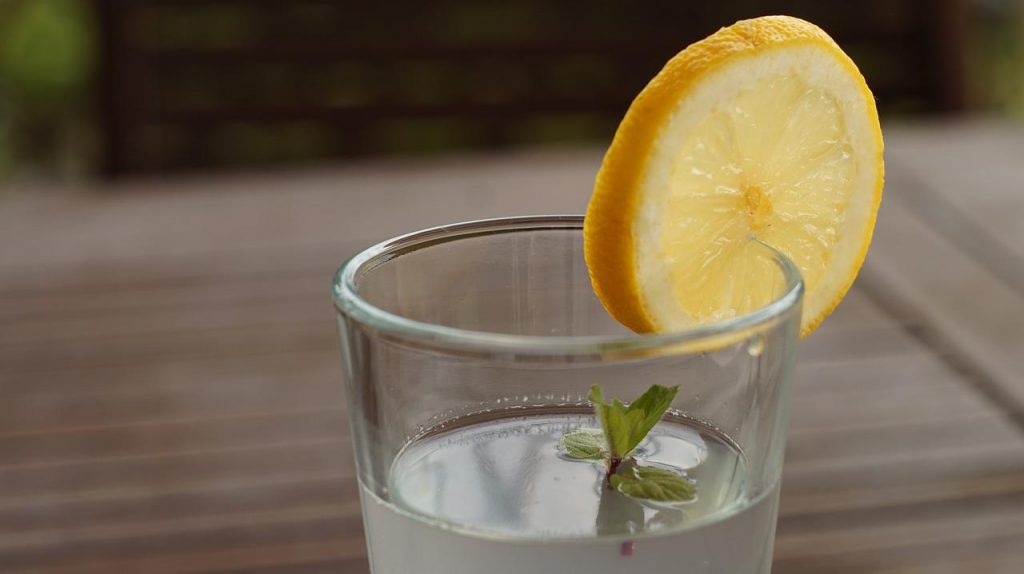 Beber água com limão em jejum ajuda a melhorar a saúde