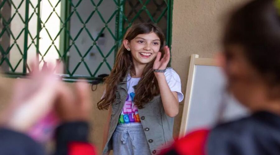 Menina de 11 anos ensina inglês de graça para adolescentes vulneráveis