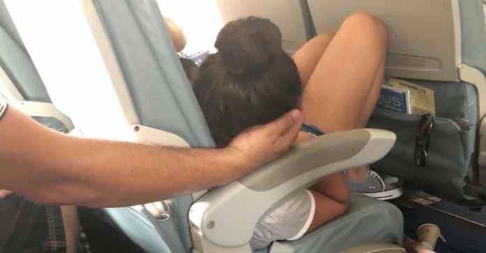 Pai segura a cabeça da filha por 45 minutos para que ela pudesse dormir no seu primeiro voo