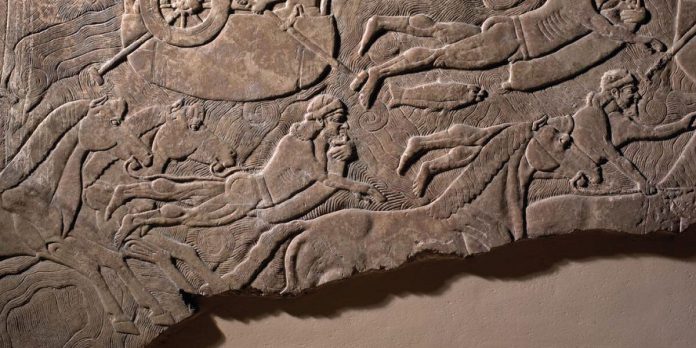 Desenhos antigos assírios mostram pessoas nadando com artefatos que as ajudavam a flutuar