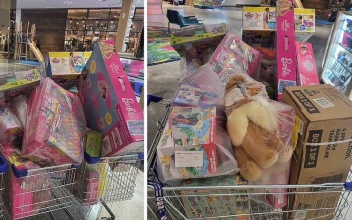 Mãe é criticada por comprar muitos brinquedos para filha, disseram que ela mima a menina