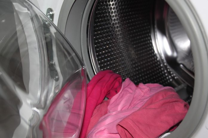 Use vinagre na máquina de lavar roupa para eliminar manchas