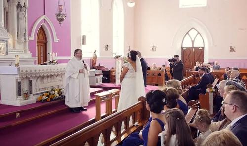 Noiva interrompe casamento após ter colapso ao ouvir vozes na igreja